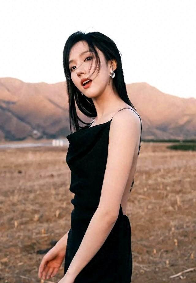 苏晓彤黑色吊带写真