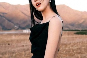 苏晓彤黑色吊带写真 性感活力身材极佳