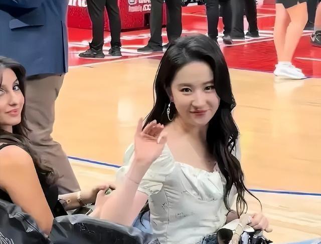 刘亦菲NBA观赛现场照