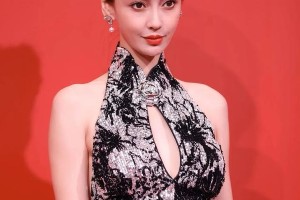 杨颖黑银挂脖礼服惊艳亮相，美貌身材引热议