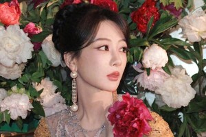 杨紫五一晒牡丹美照，国色芳华惊艳出街