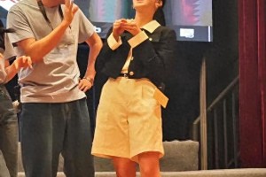 张婧仪黑色长靴造型引争议：穿搭显腿短真相