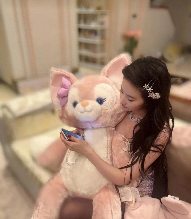 刘亦菲怀抱玲娜贝儿