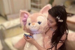 刘亦菲黑丝袜大长腿吸睛，奥特曼发卡萌翻全场