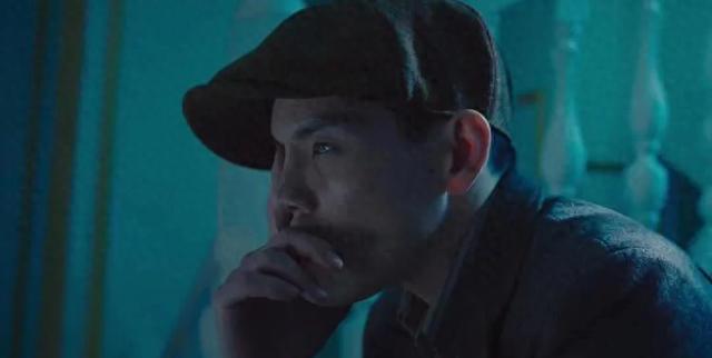 向佐手指捂脸剧照