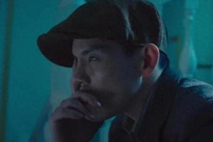 向佐《门前宝地》魔性动作走红 手指捂脸成网络梗